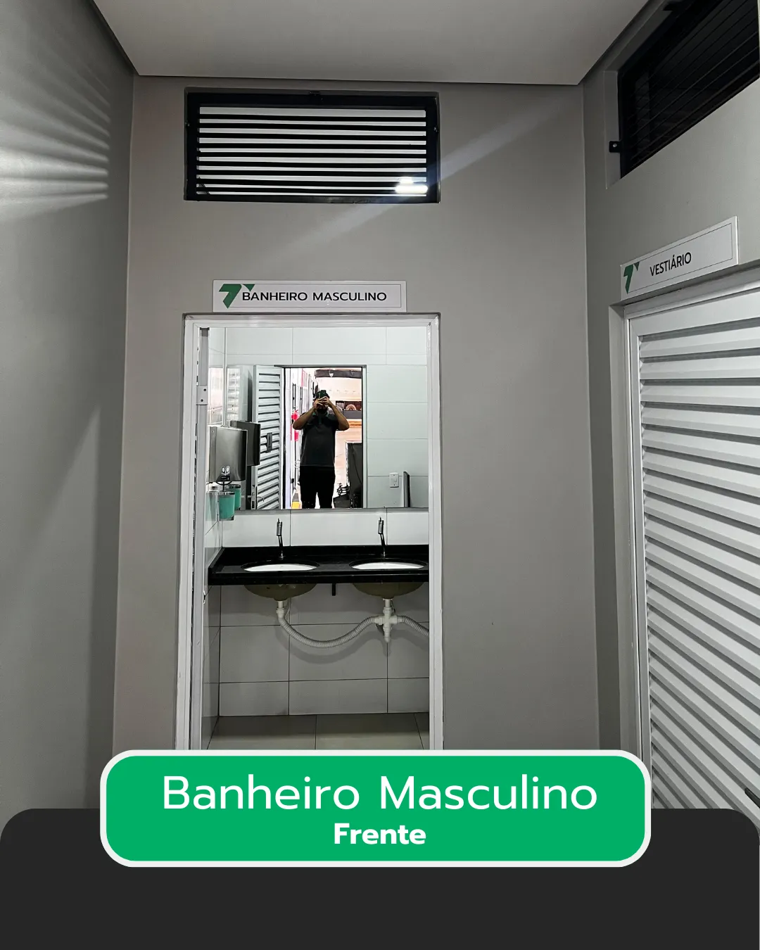 Banheiro Masculino - Entrada com sinalização clara